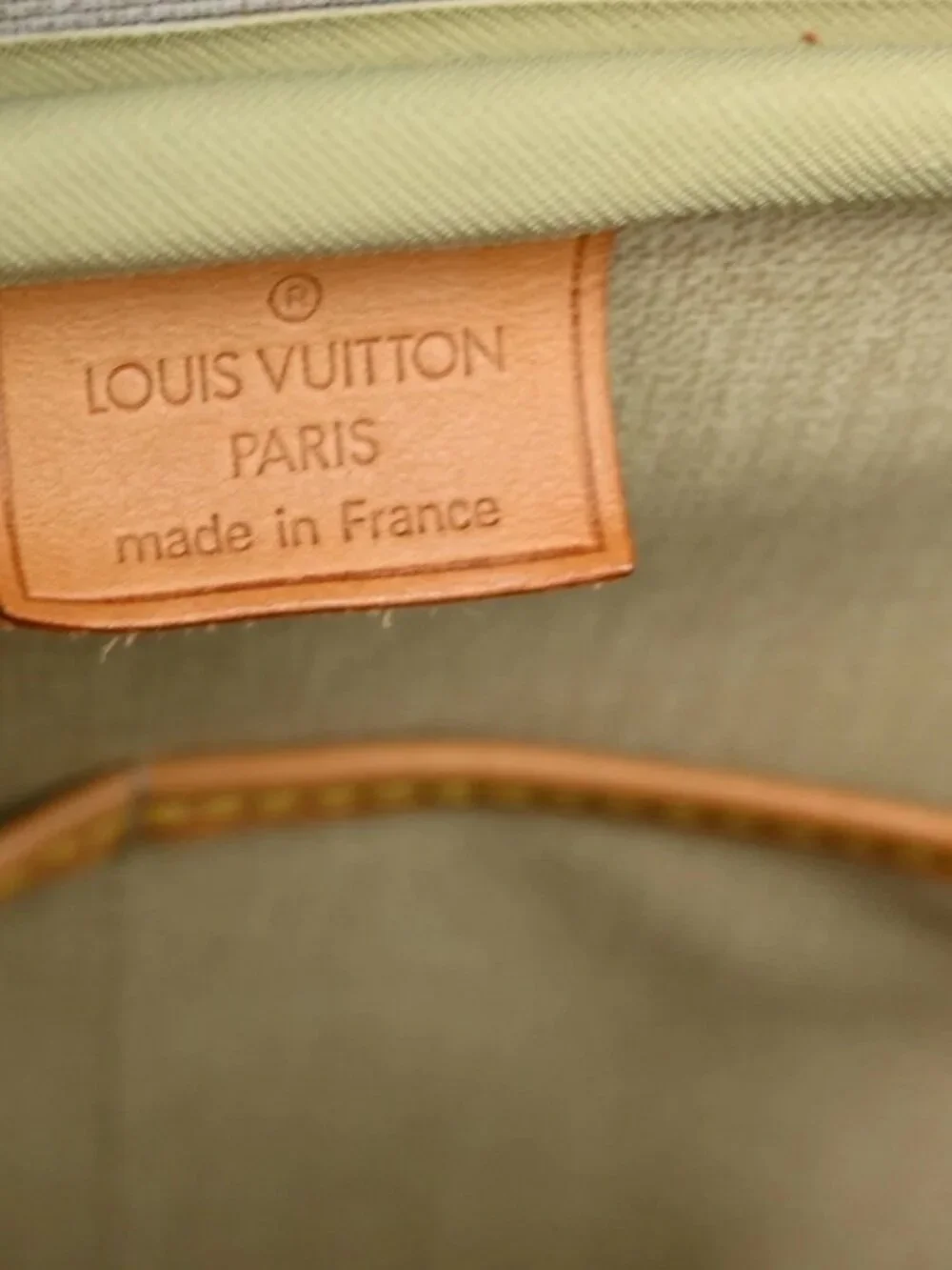 Louis Vuitton outside 	ab
